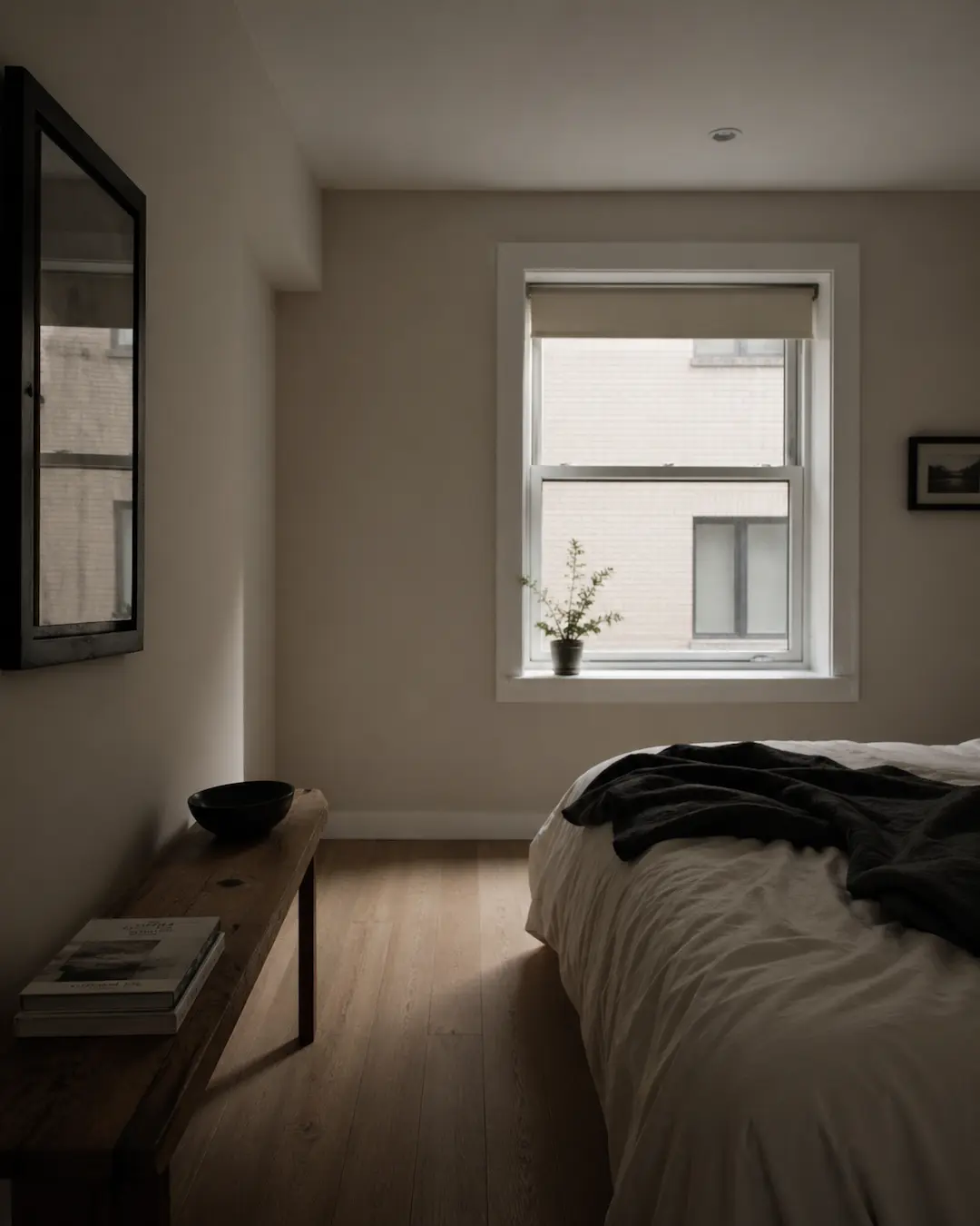 Dormitorio con paredes en blanco roto