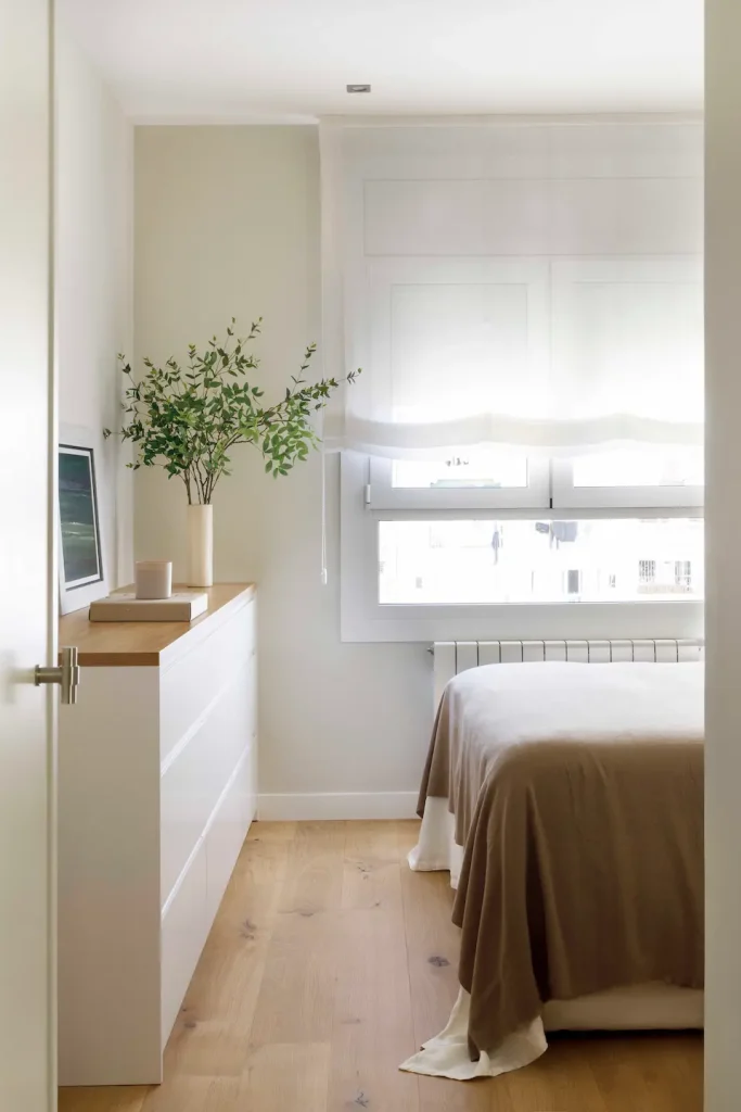 Dormitorio principal con gran ventanal