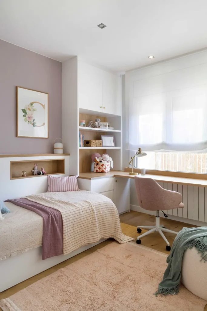 Dormitorio infantil con área de estudio