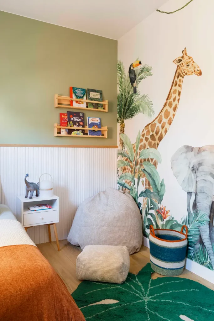 Mural con temática de la selva en dormitorio infantil