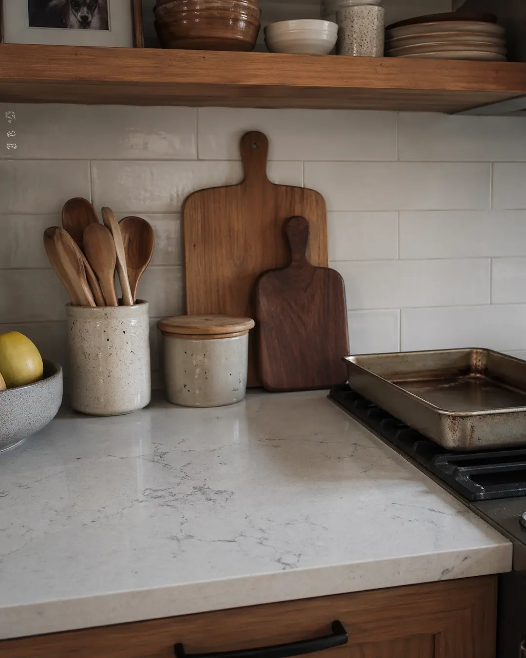 Muebles de cocina en madera y encimera de piedra natural con vetas en color gris claro