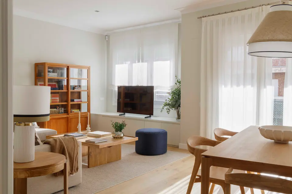 Salón comedor bien iluminado