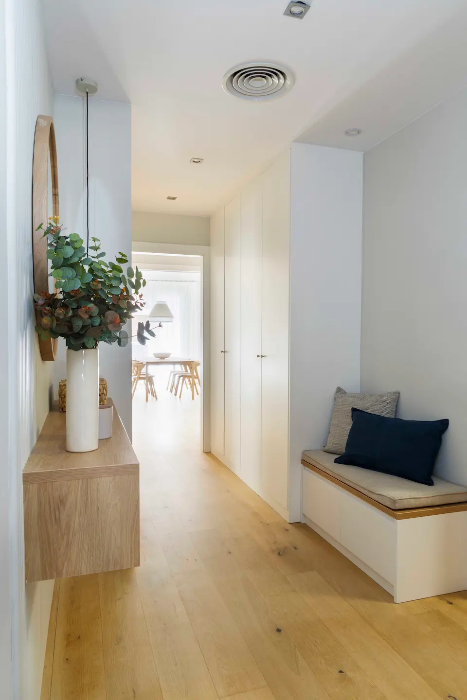 Recibidor y pasillo hacia el comedor