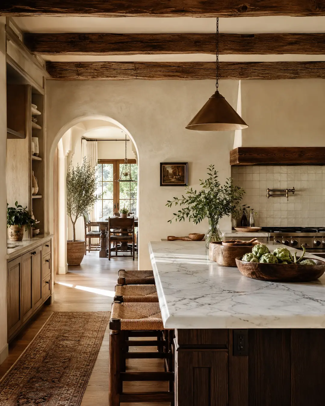 Cocina rústica actual en mármol blanco y madera