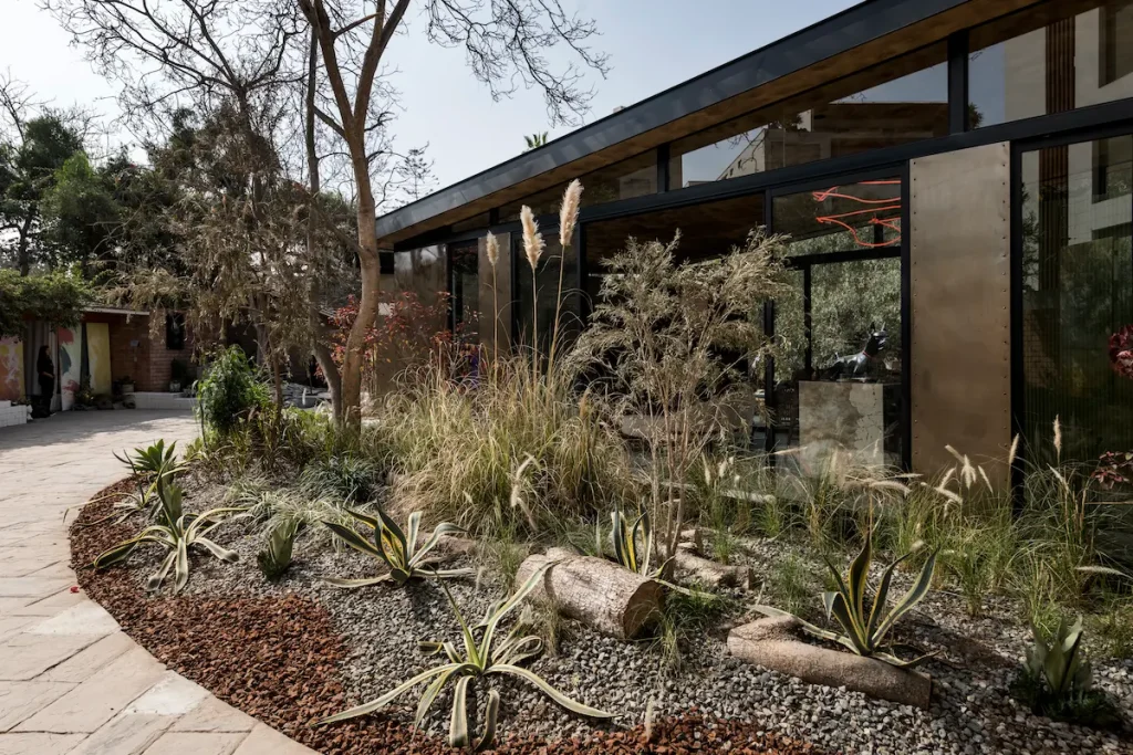 Jardín naturalista alrededor del Loft entre Árboles