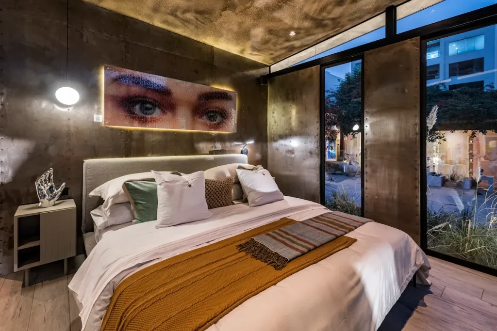 Dormitorio con vistas al jardín en Loft entre Árboles