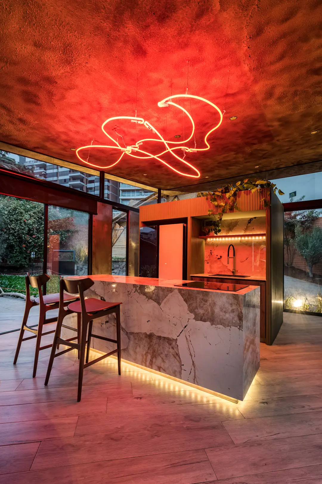 Iluminación decorativa en el interior de Loft entre Árboles