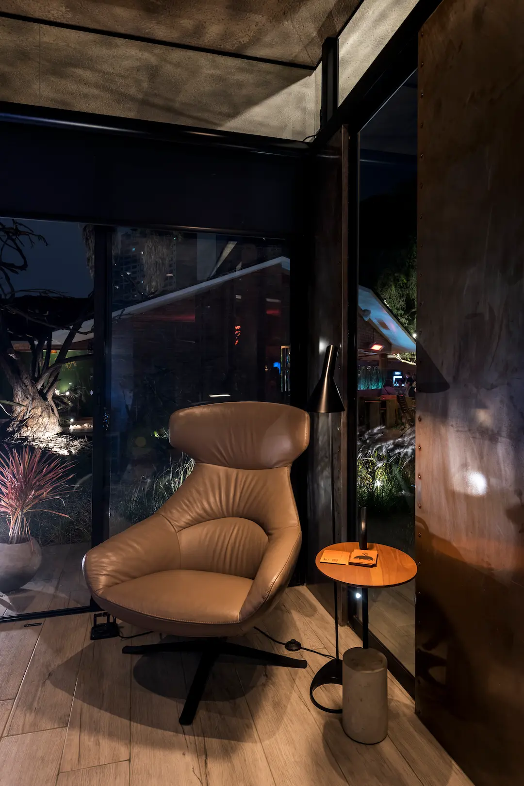 Interior del Loft entre Árboles abierto al jardín