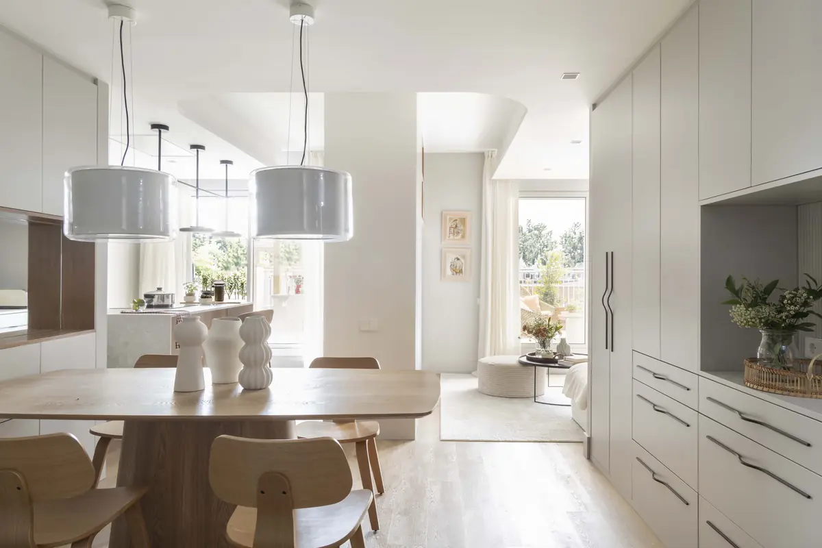 La zona de día del ático 505 Muntaner Comedor, cocina y salón conectados en el ático 505 Muntaner