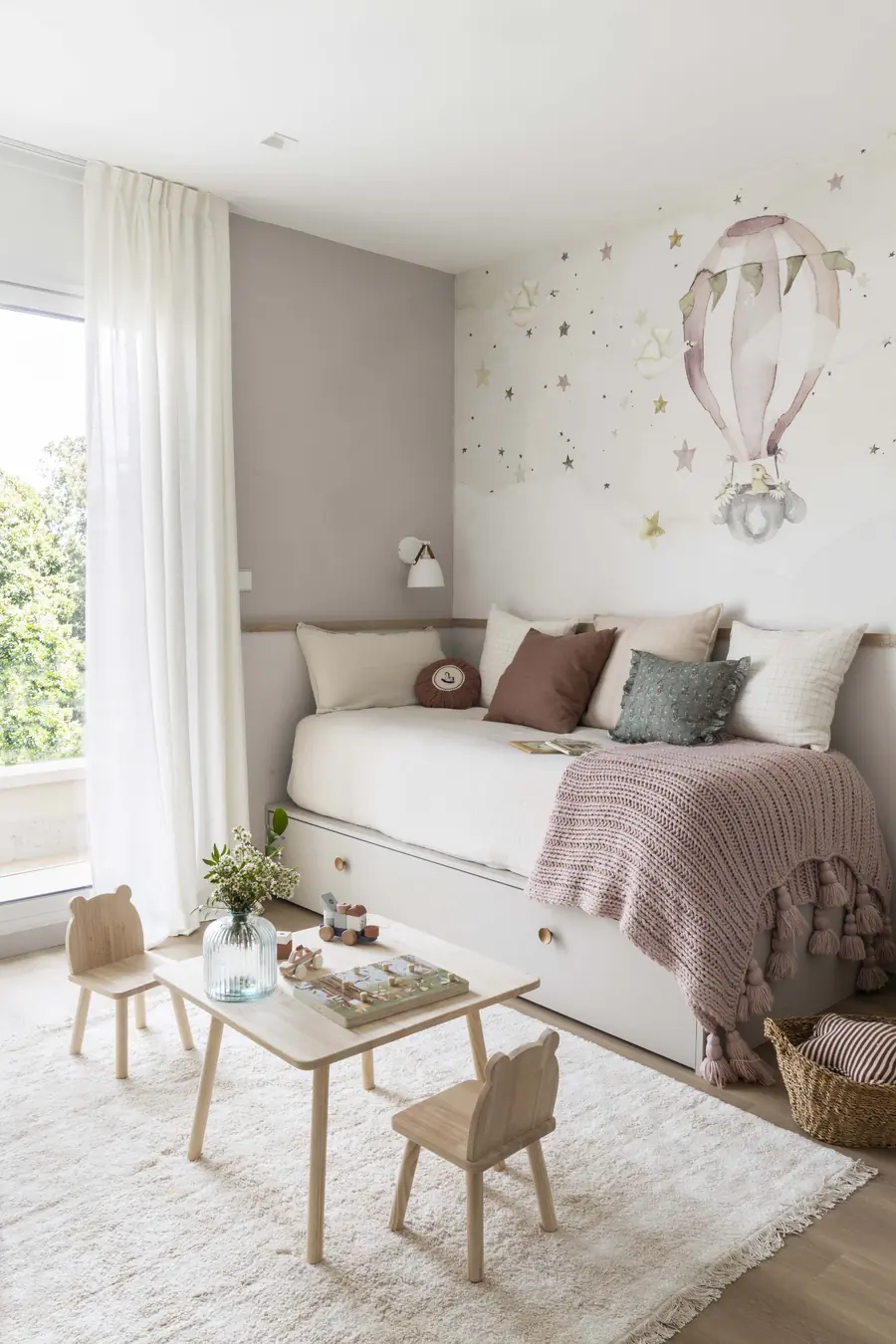 Un dormitorio infantil personalizado y atemporal Habitación infantil luminosa con papel mural, cama y zona de juego