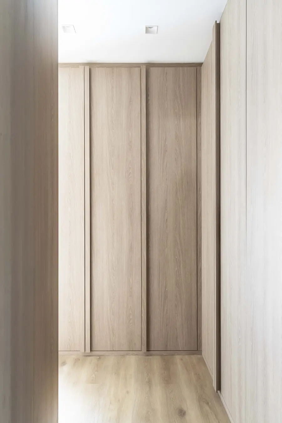 Un vestidor a medida antes del dormitorio Vestidor a medida con armarios de madera de suelo a techo