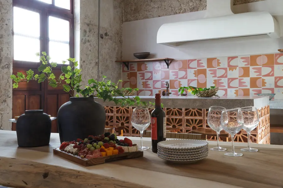 Mosaicos artesanales en el frente de la cocina Cocina de Casa Luciérnagas con mosaicos de pasta artesanales y celosía
