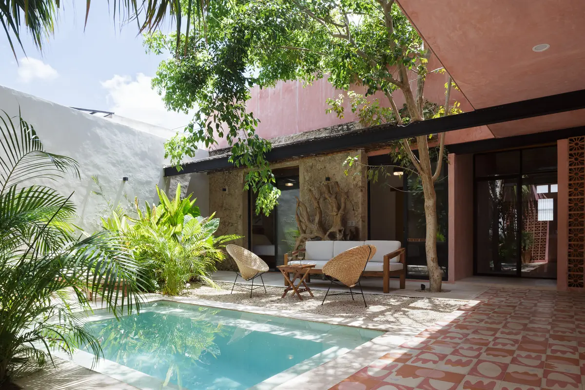 El patio central de Casa Luciérnagas Patio central con piscina y vegetación en Casa Luciérnagas
