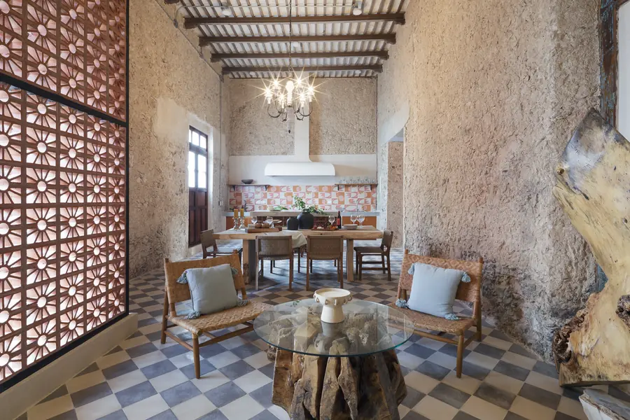 Salón y comedor bajo la cubierta original Salón y comedor de Casa Luciérnagas junto a una celosía de barro
