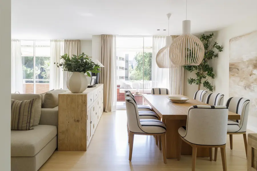 El comedor conecta el salón con la terraza Comedor de la reforma Darder conectado visualmente con el salón y la terraza