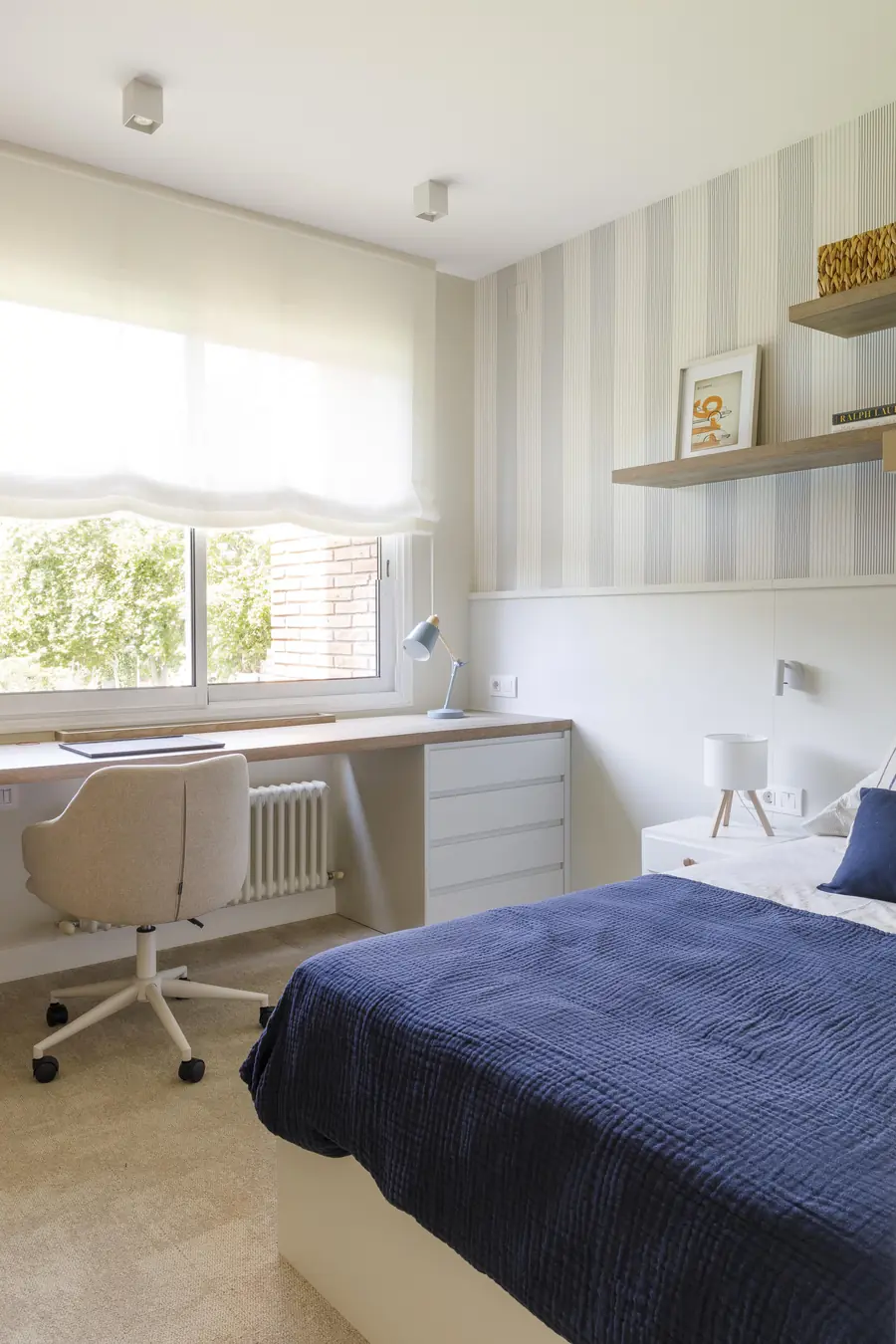 Un dormitorio infantil pensado para crecer Dormitorio infantil azul de la reforma Darder con escritorio y estanterías