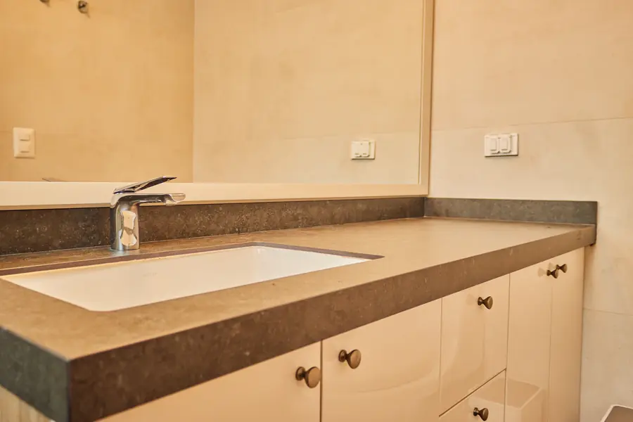 Lavabo encastrado y encimera de contraste en el baño