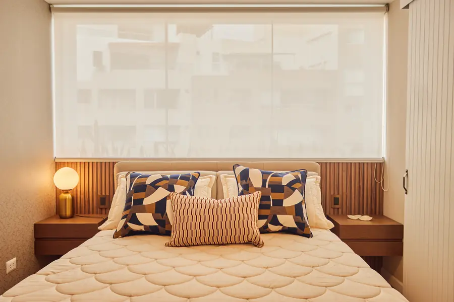 Dormitorio principal de tonos neutros con cama y cabecero amplio
