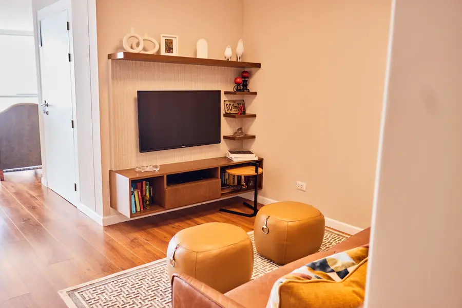 Mueble de televisión y espacio de descanso en la zona de estar
