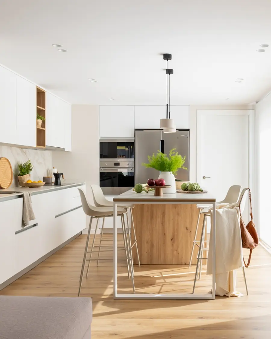Cocina blanca con isla central de acabado madera en Fontana