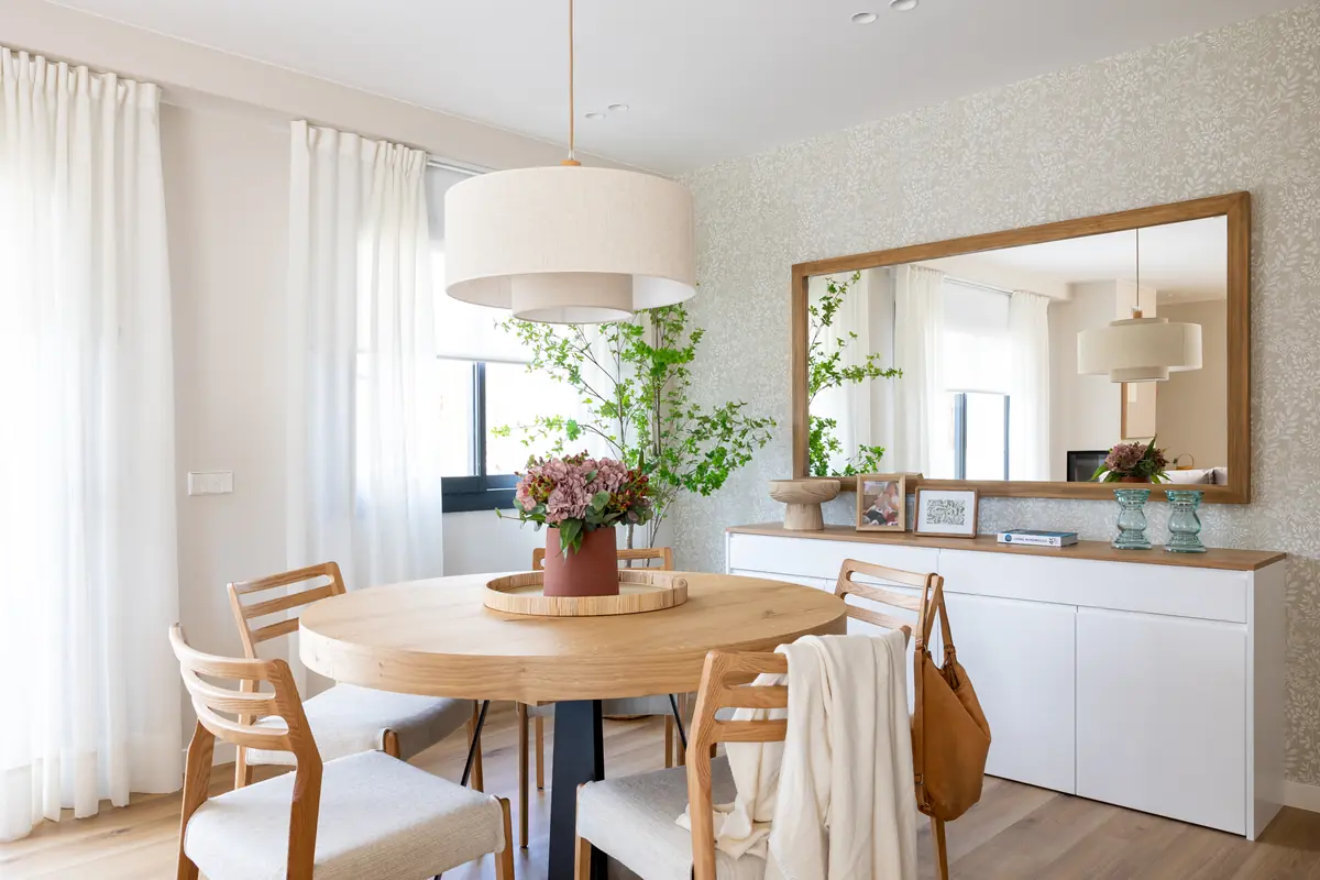 Cocina, comedor y salón integrados con iluminación suspendida