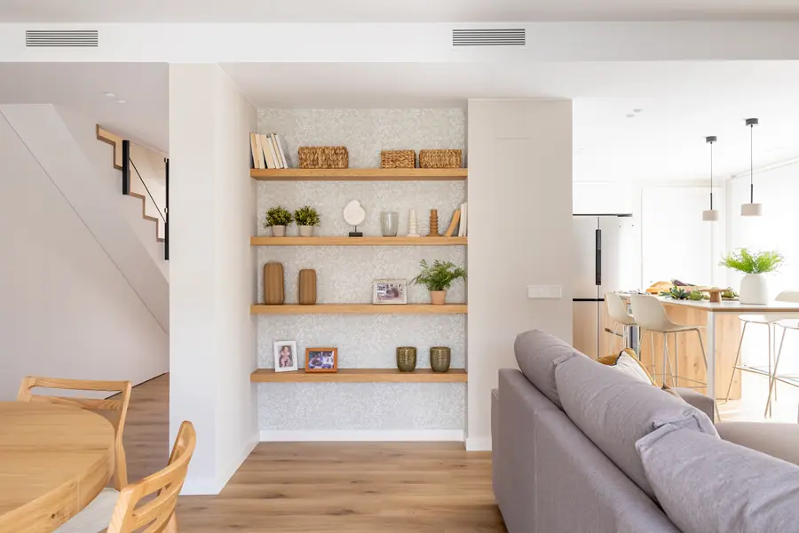 Estantería de madera con papel vegetal entre el comedor y el salón de Fontana