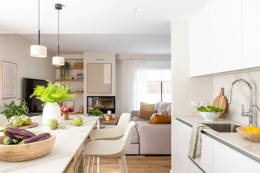 Salón, comedor y cocina conectados en la vivienda Fontana