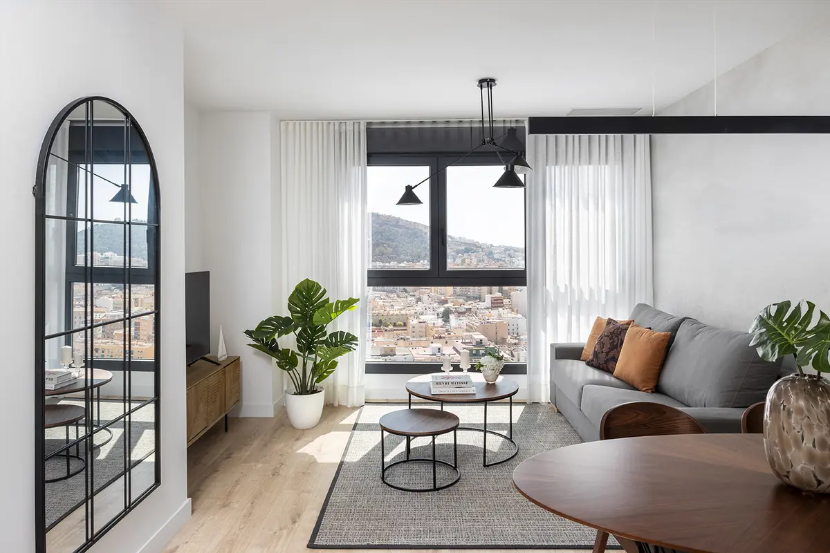 Zona de día abierta y luminosa en Málaga Centro Salón y zona de día de una vivienda de 55 m² en Málaga Centro