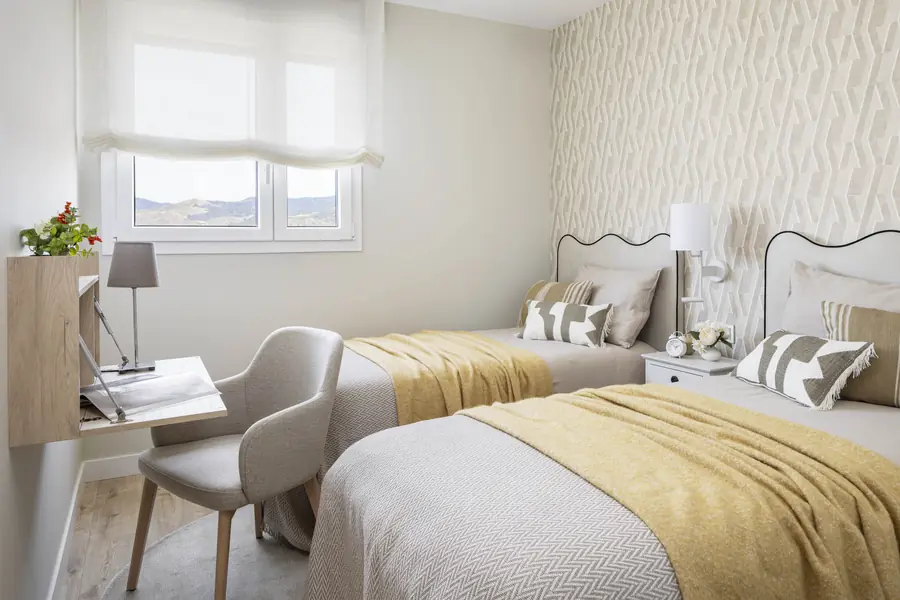 Una habitación preparada para distintos usos Dormitorio secundario con escritorio y armario integrado