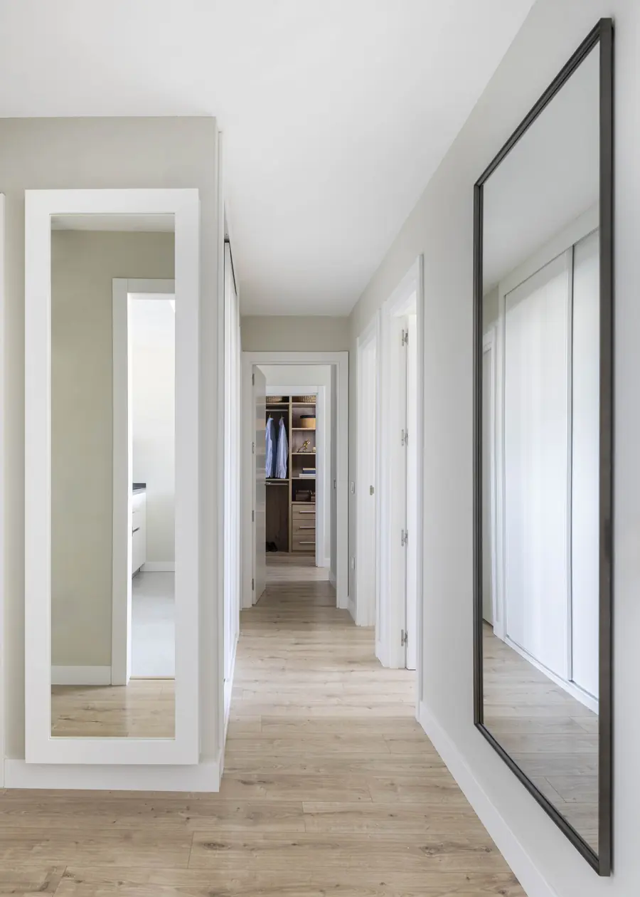 El pasillo como transición hacia los dormitorios Pasillo con carpintería de madera que organiza la vivienda