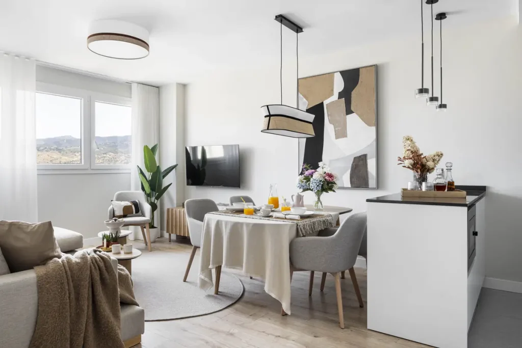 Una zona de día abierta y luminosa Salón, comedor y cocina abiertos en un apartamento de 90 m²