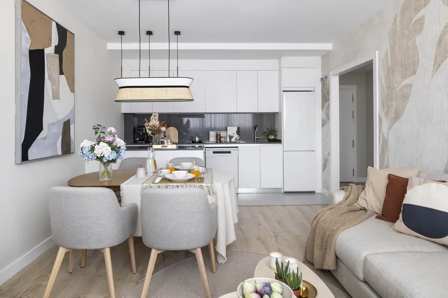 La continuidad visual de la zona de día Zona de día abierta con salón, comedor y cocina conectados