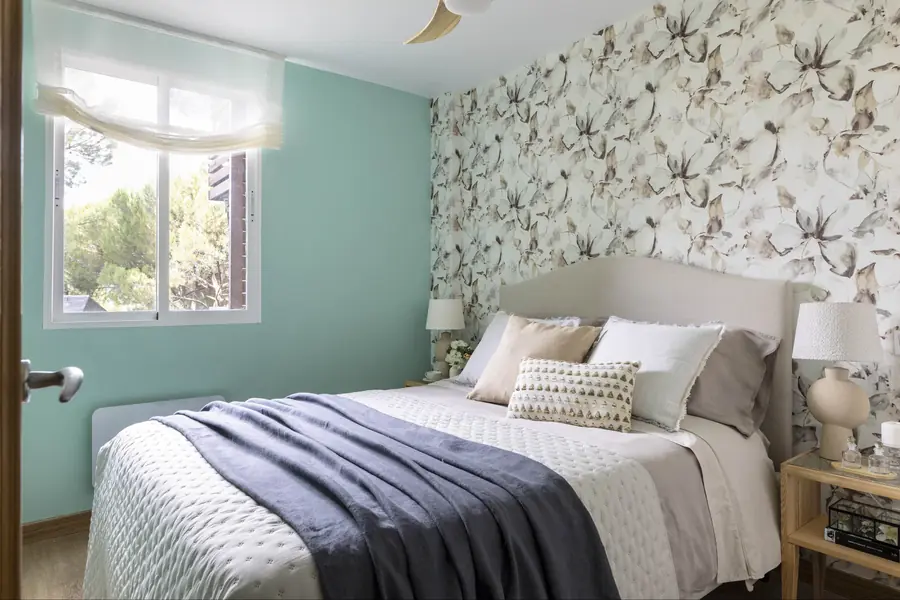 Dormitorio principal con papel botánico Dormitorio principal con cabecero beige, papel botánico y pared turquesa junto a la ventana